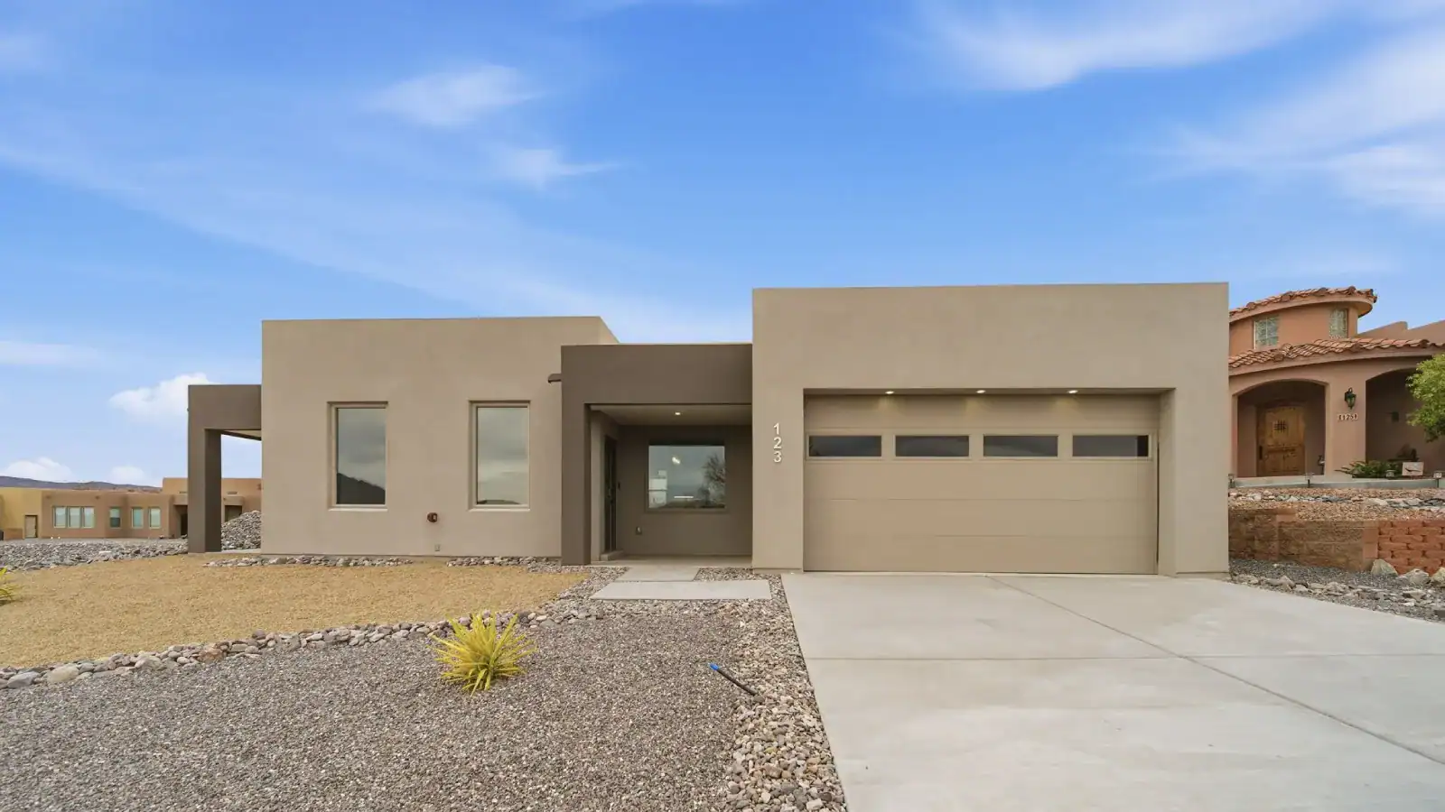 vista frente model home