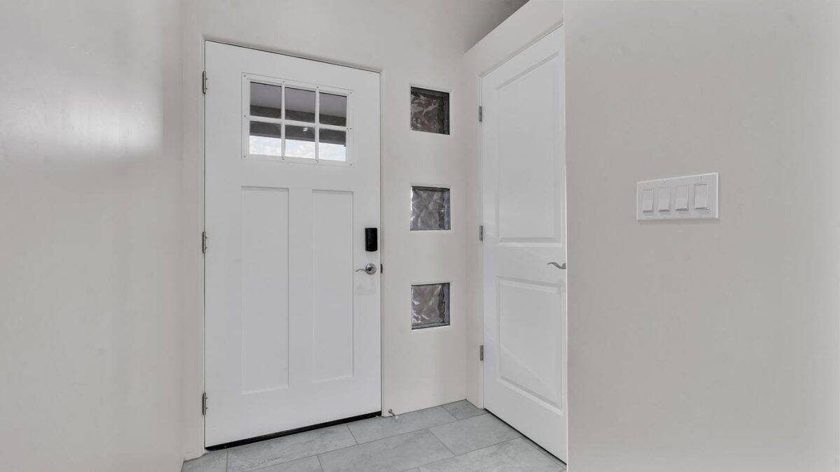 402 skyline entryway